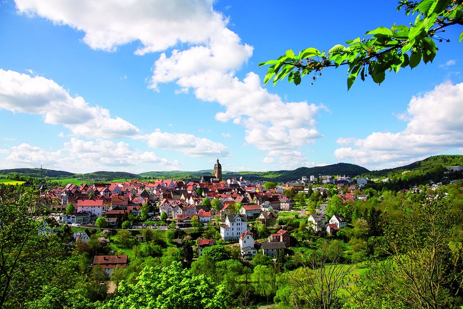 Panoramablick auf Bad Wildungen Luftaufnahme von Bad Wildungen mit umliegender Landschaft
